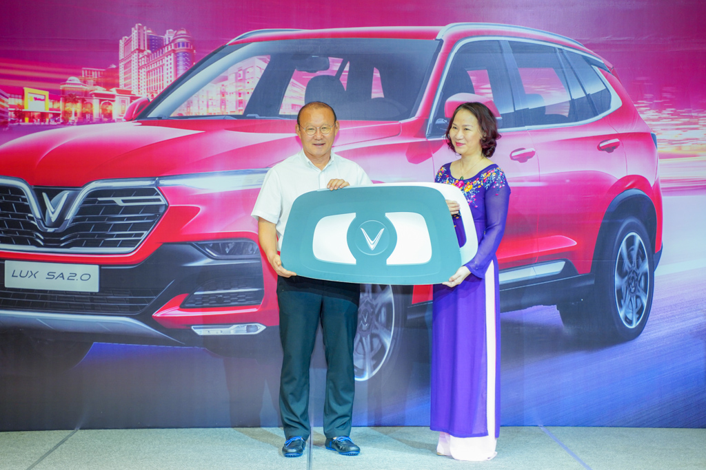 VinFast tăng xe Lux Sa HLV PARK